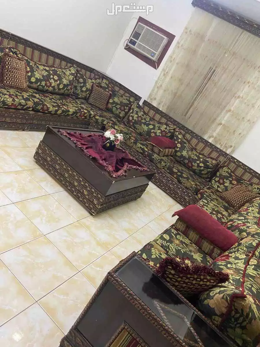 الرياض حي النزهة مجلس مع طاولة للبيع