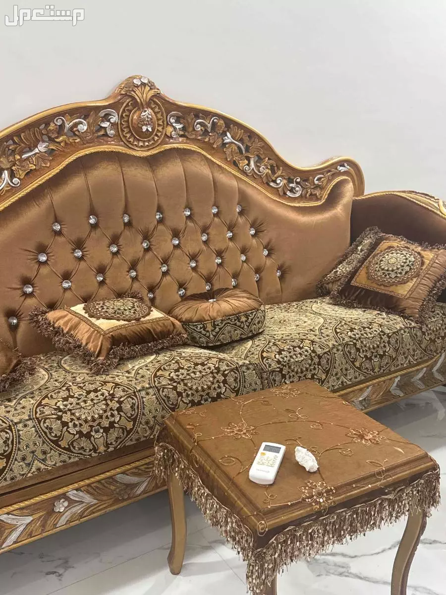 كنب للبيع بني خشب اصلي ملكي  في احد المسارحة بسعر 10 آلاف ريال سعودي