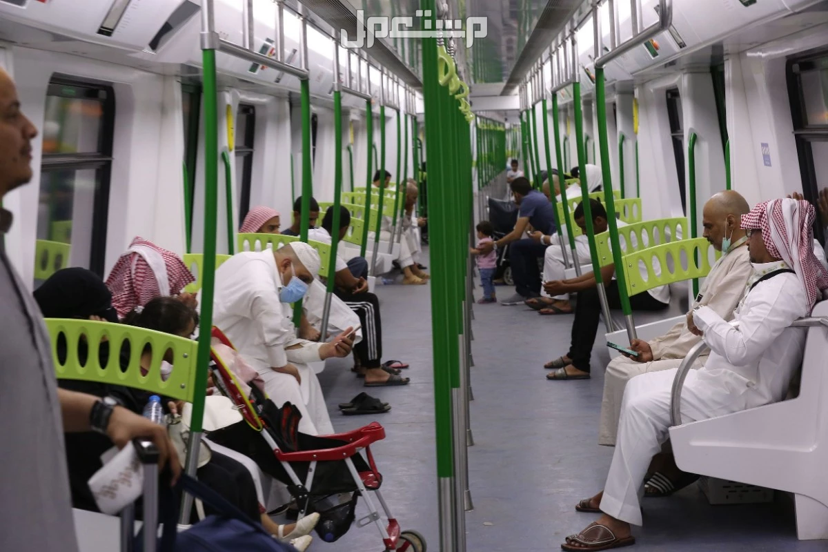 مواعيد القطارات والحافلات خلال موسم الحج 2025 - 1446 حجاج في قطار المشاعر