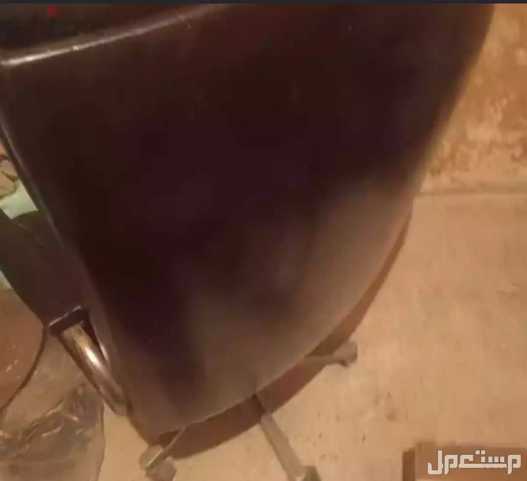 كرسى مكتب كبير جلد طبيعى متحرك بعجلات