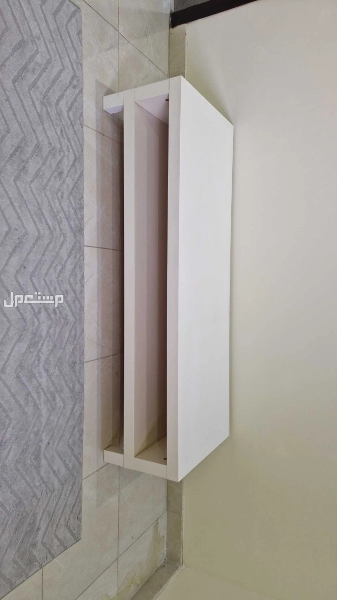 للبيع طاولة تلفزيون من ايكيا لون ابيض بحاله جيدة