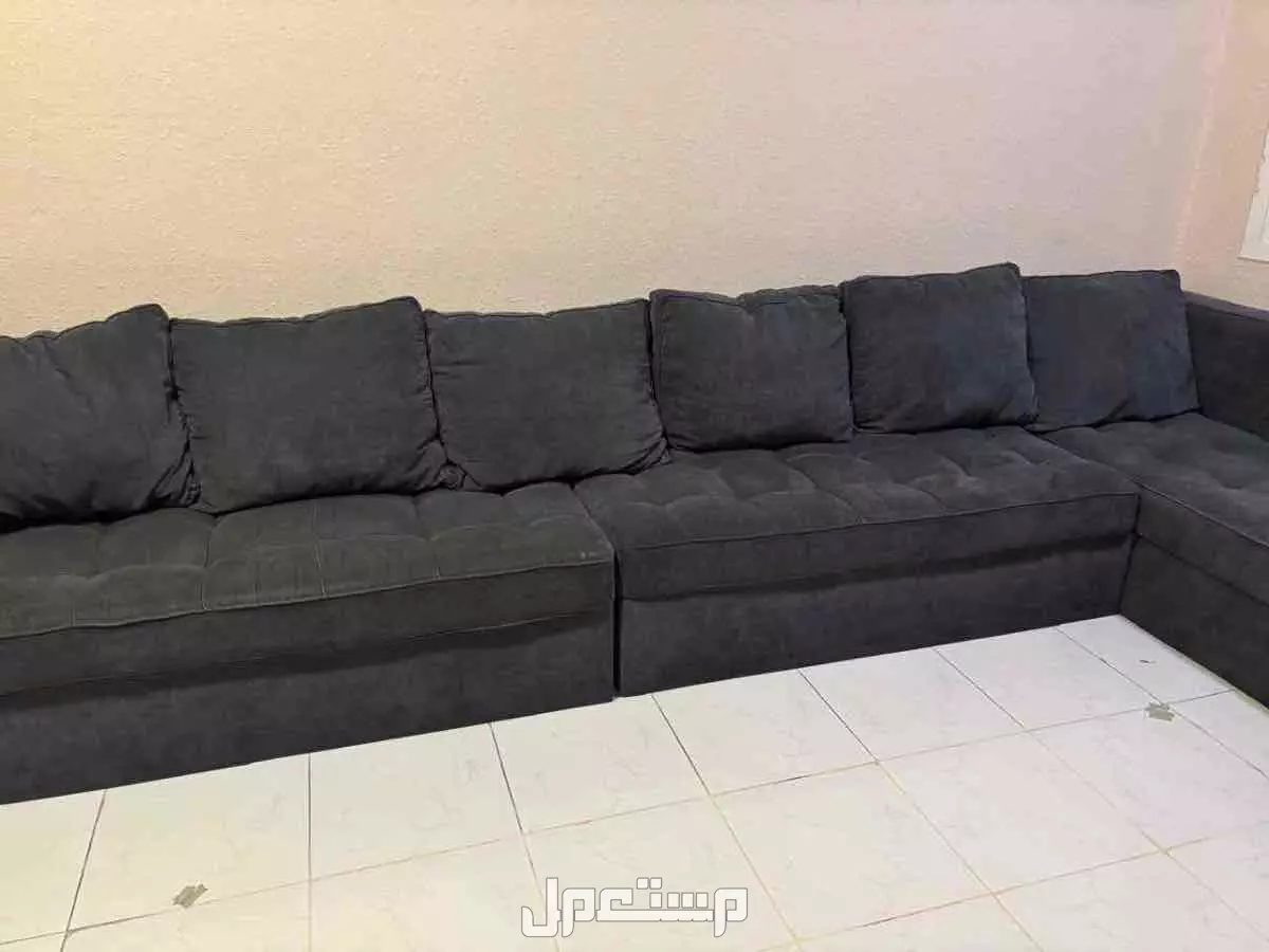 طاولة وطقم كنب كورنر حرف L  للبيع في الخبر بحالة جيدة جدا