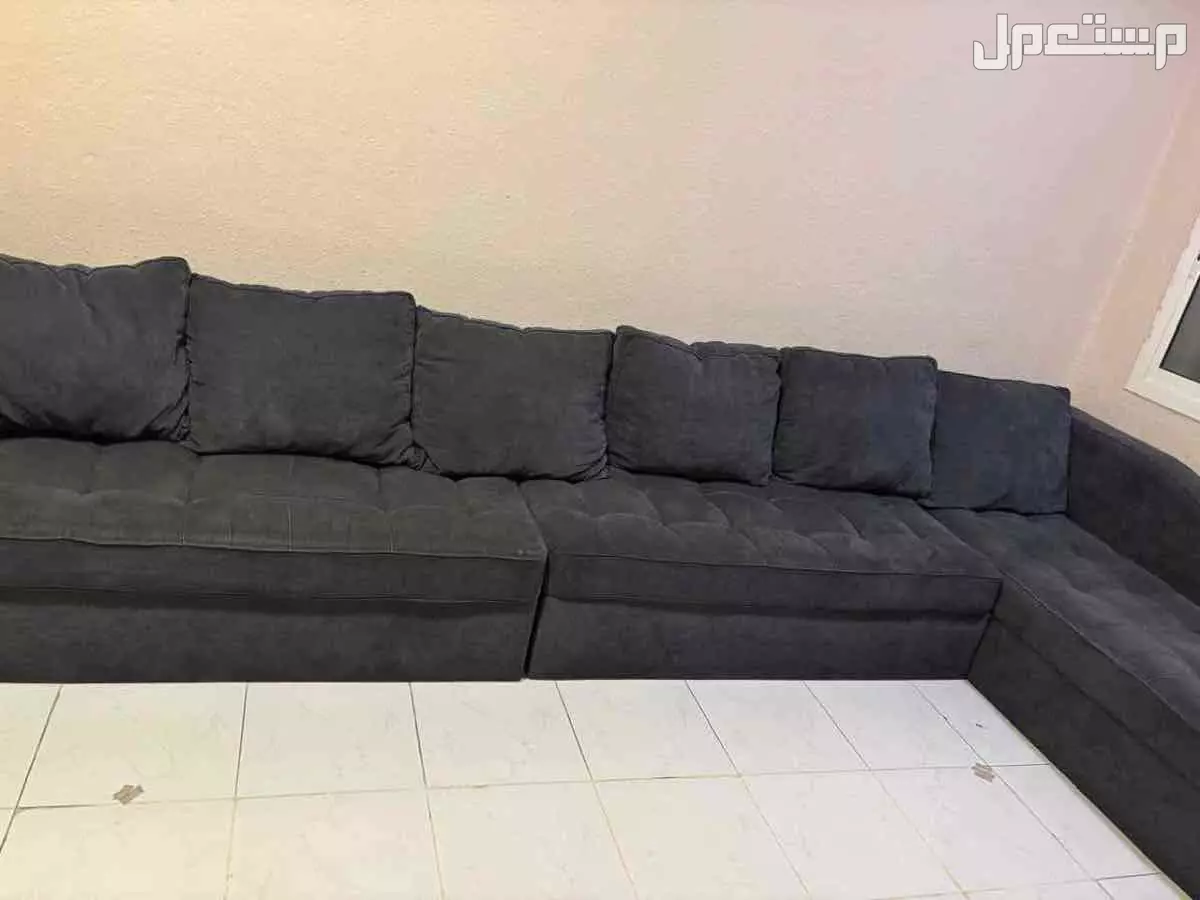 طاولة وطقم كنب كورنر حرف L  للبيع في الخبر بحالة جيدة جدا
