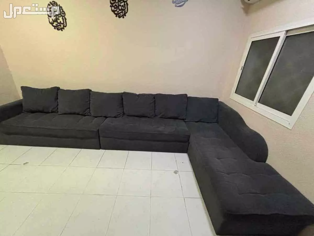 طاولة وطقم كنب كورنر حرف L  للبيع في الخبر بحالة جيدة جدا