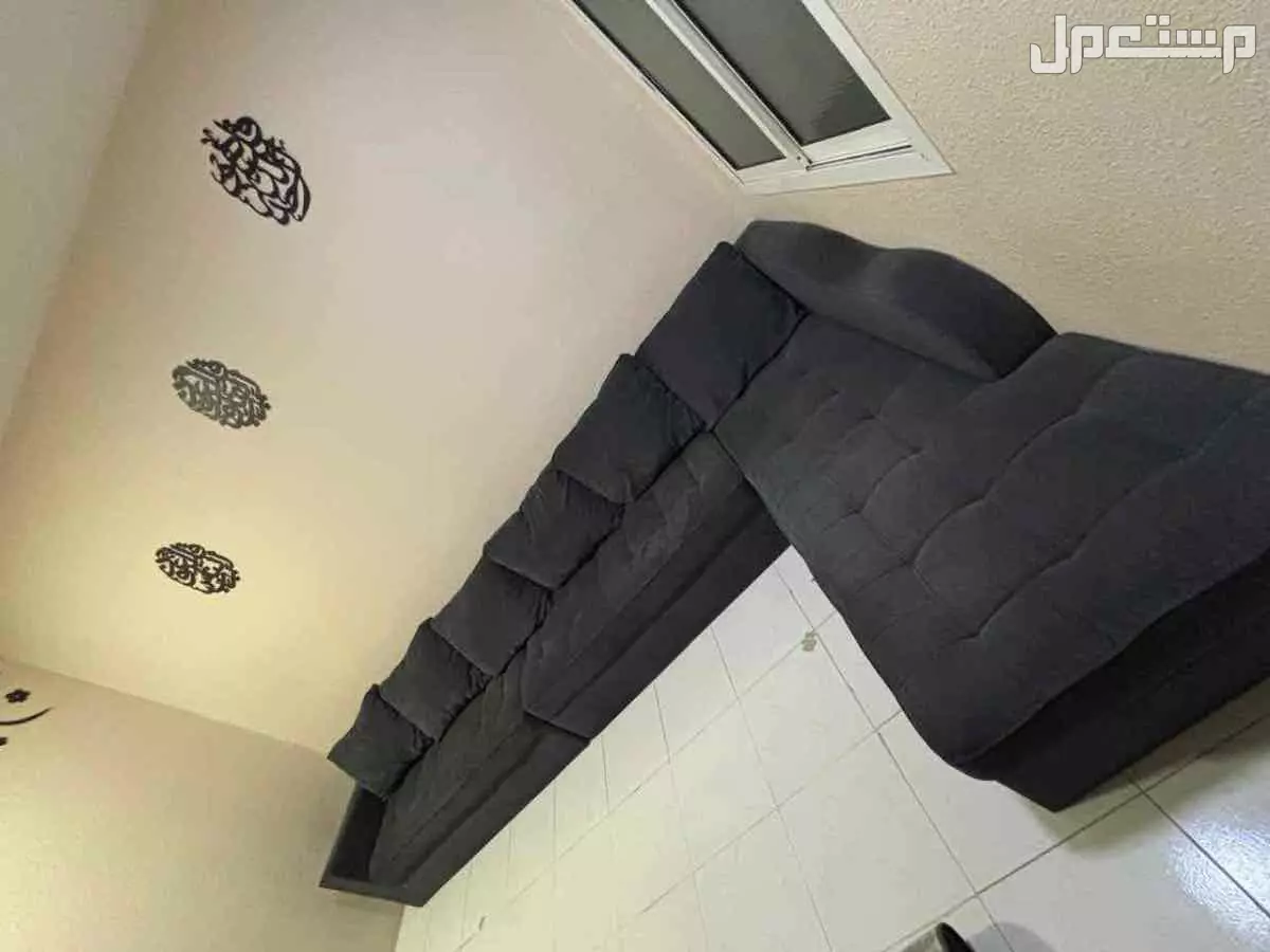 طاولة وطقم كنب كورنر حرف L  للبيع في الخبر بحالة جيدة جدا