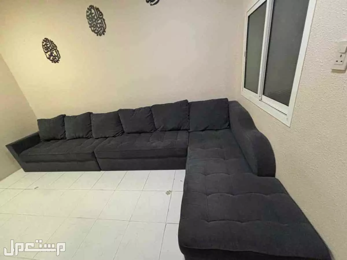 طاولة وطقم كنب كورنر حرف L  للبيع في الخبر بحالة جيدة جدا