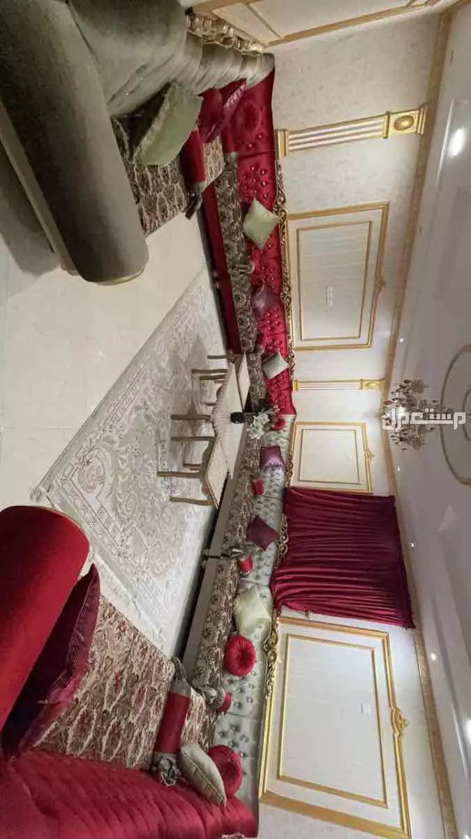 للبيع كنب مجلس نظيف بحالة جيدة للبيع