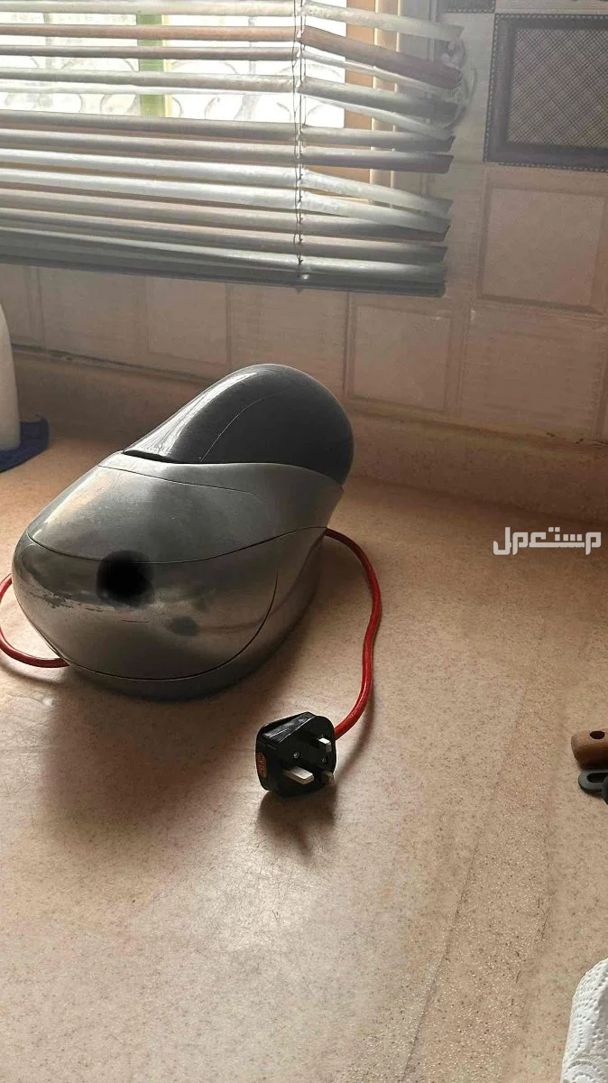 آلة قهوة في الدمام بسعر 250 ريال سعودي فيه الخدوش الخفيفه هذي والنقطه السودا اخفيت الانعكاس