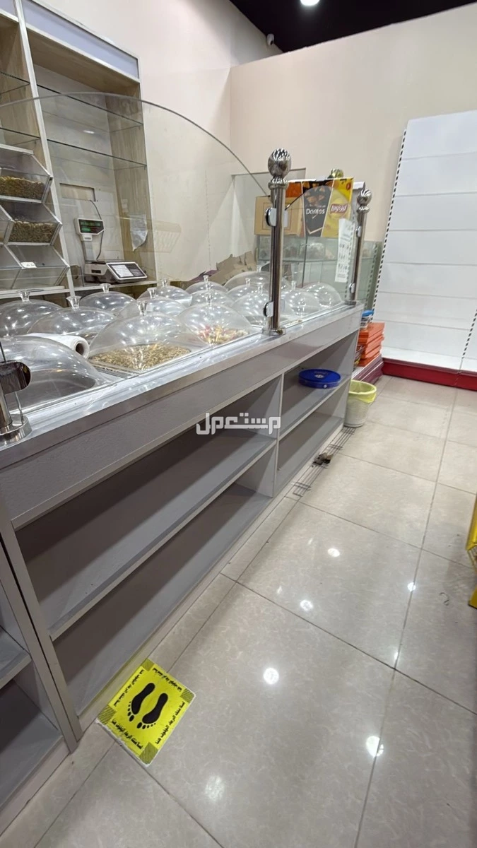 طاولة و وداليب عرض مكسرات وبهارات وقهوة