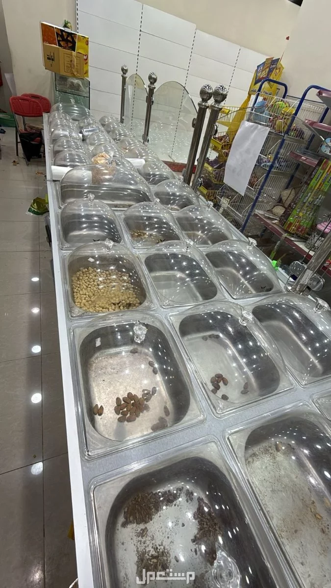 طاولة و وداليب عرض مكسرات وبهارات وقهوة