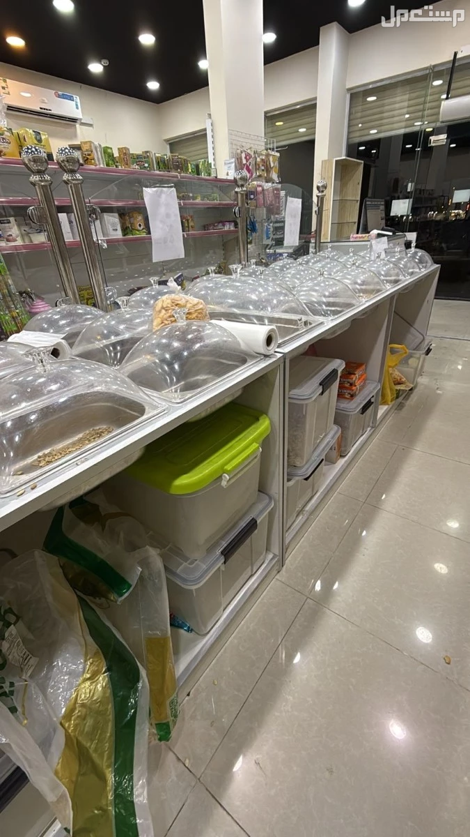 طاولة و وداليب عرض مكسرات وبهارات وقهوة