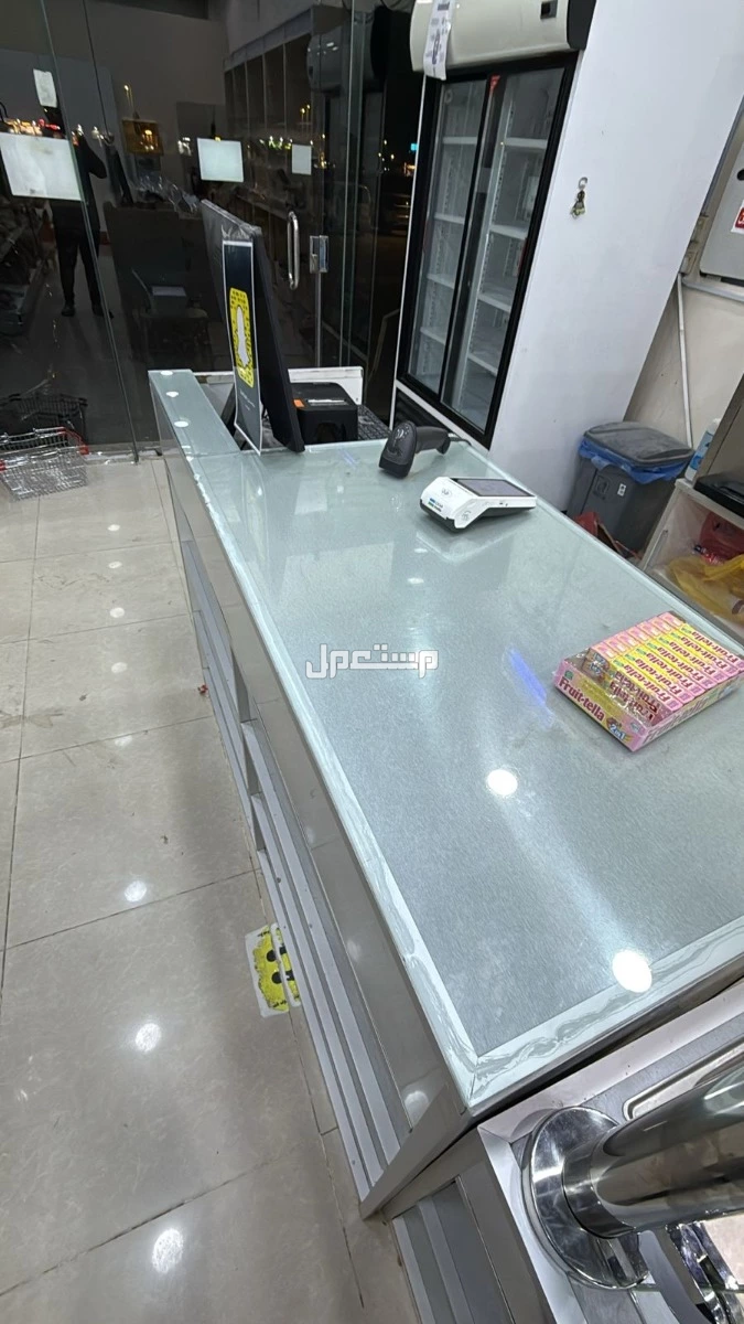 طاولة و وداليب عرض مكسرات وبهارات وقهوة