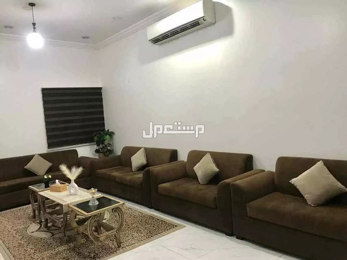 كنب مع طاولات للبيع في جدة بسعر 900 ريال سعودي