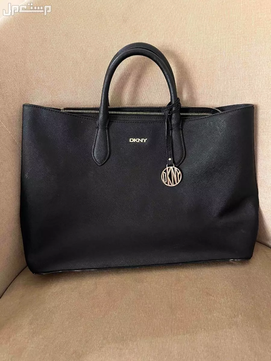 شنطة دكني DKNY أصلية للبيع مستعملة بحالة جيدة جدًا بسعر 300 ريال قابل للتفاوض