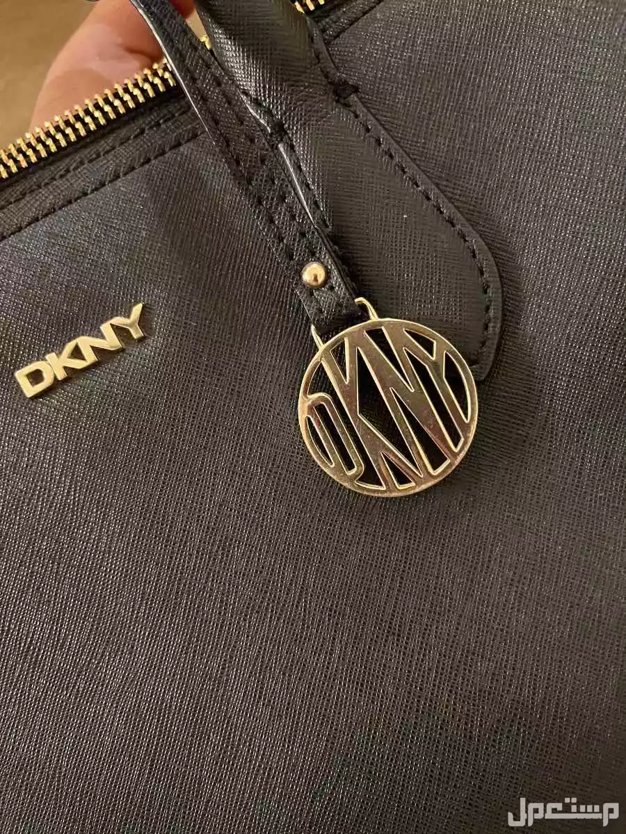 شنطة دكني DKNY أصلية للبيع مستعملة بحالة جيدة جدًا بسعر 300 ريال قابل للتفاوض