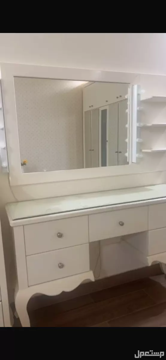 دولاب ملابس وتسريحه للبيع في جدة بسعر 500 ريال سعودي