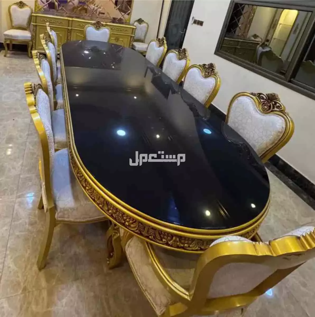 للبيع طاولة طعام مع 12 كرسي وبوفيه