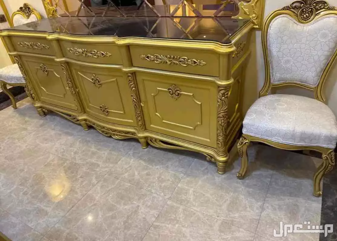 للبيع طاولة طعام مع 12 كرسي وبوفيه