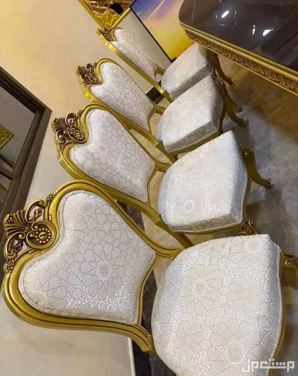 للبيع طاولة طعام مع 12 كرسي وبوفيه