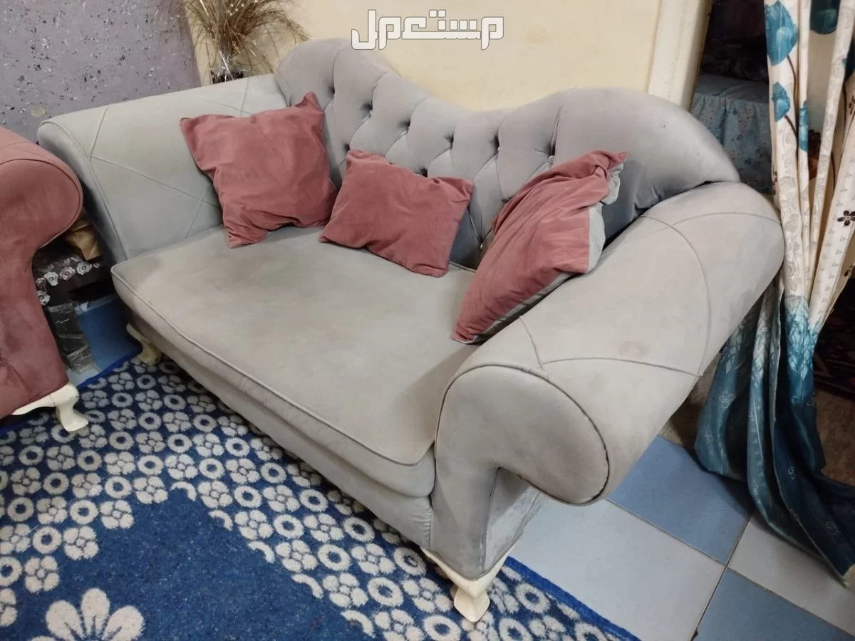 طقم انتريه كابوتنيه بحالة ممتازة جدا كالجديد