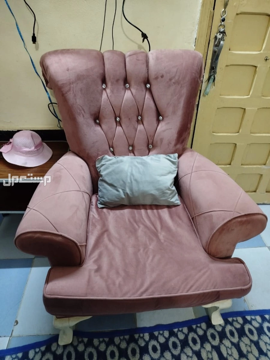 طقم انتريه كابوتنيه بحالة ممتازة جدا كالجديد
