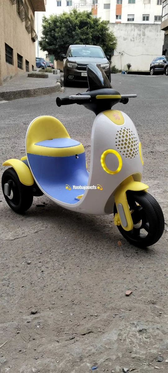 Motor Vespa 😍 Electrique 6V  ✔️Batterie 6V. ✔️1 Moteur 💪. ✔️Lumière avant et arrière Led.  ✔️Led Ambiance. . ✔️Design ergonomique. ✔️USB pour écouter de la musique. ✔️Tranche d'âge : 1 à 6
