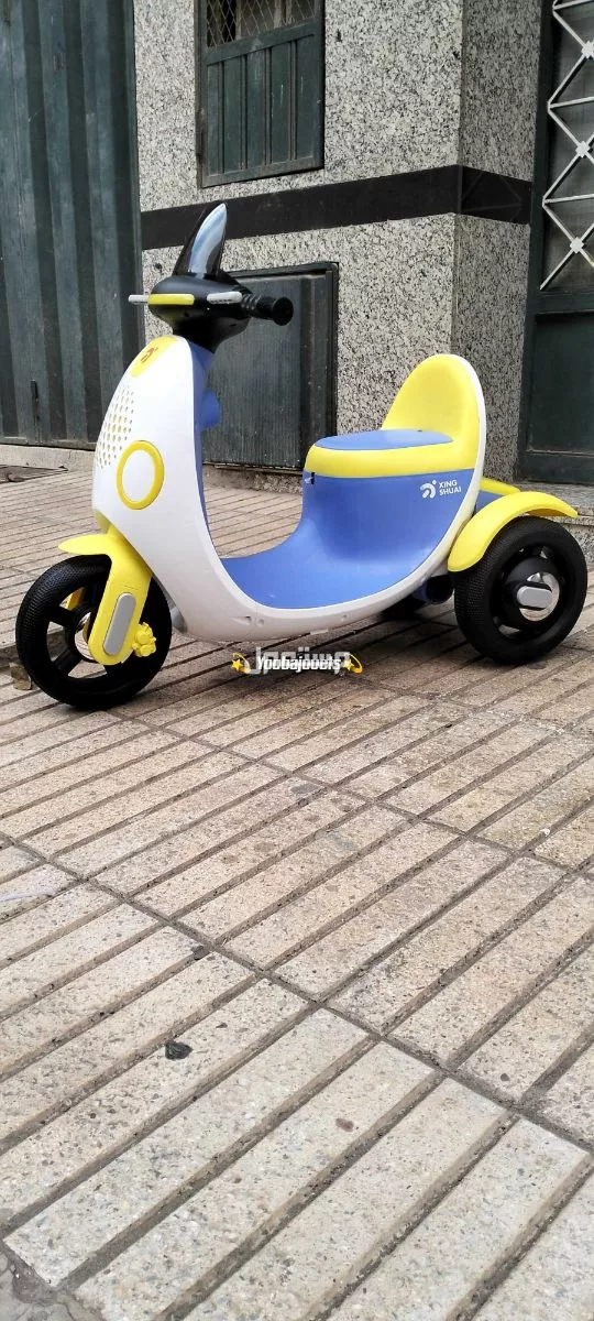 Motor Vespa 😍 Electrique 6V  ✔️Batterie 6V. ✔️1 Moteur 💪. ✔️Lumière avant et arrière Led.  ✔️Led Ambiance. . ✔️Design ergonomique. ✔️USB pour écouter de la musique. ✔️Tranche d'âge : 1 à 6