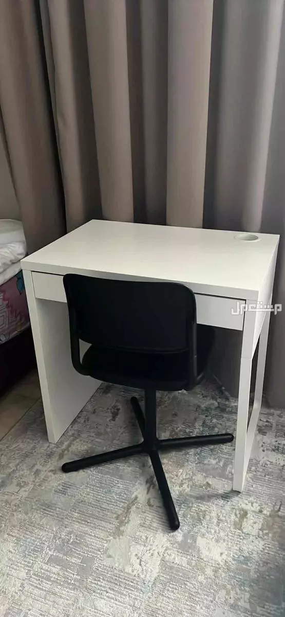 2 مكتب  اطفال و 2 كرسي حاله جيده