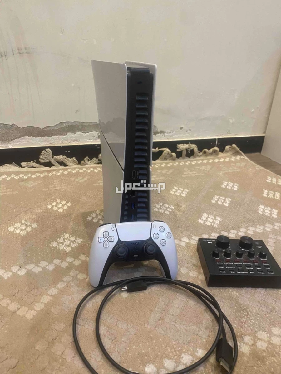 للبيع بلايستيشن 5 سليم نظيف جدًا، بدون أي مشاكل معاه يد HD ومكسر (صوت )