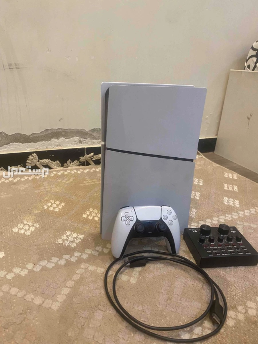 للبيع بلايستيشن 5 سليم نظيف جدًا، بدون أي مشاكل معاه يد HD ومكسر (صوت )