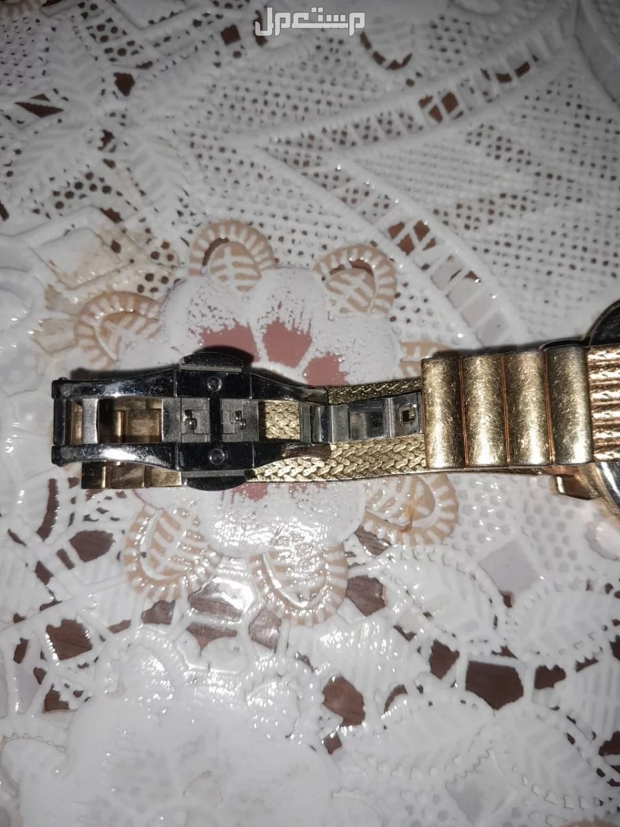 ساعة يد نسائيه مطليه ذهب سوسريه ضد المويه تحتاج بطاريات عشان تعمل