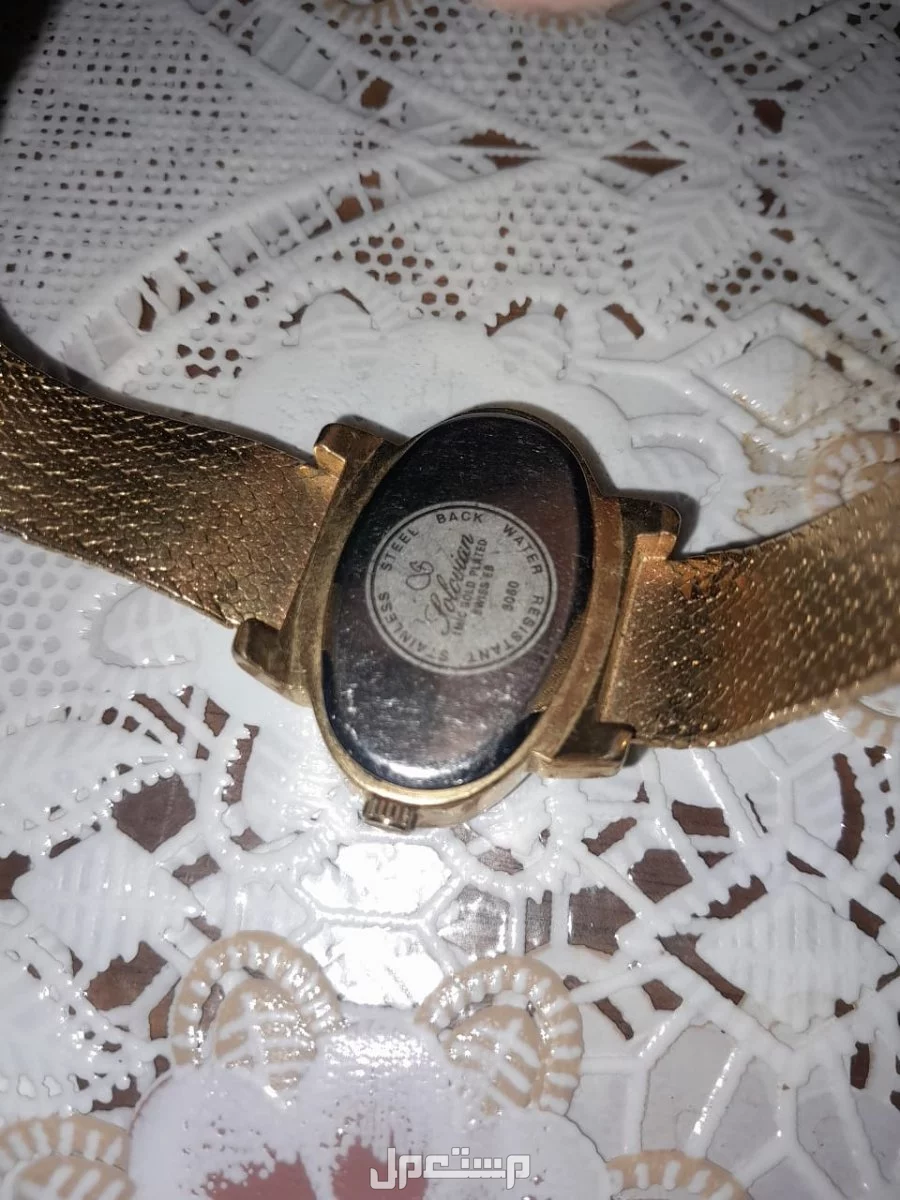 ساعة يد نسائيه مطليه ذهب سوسريه ضد المويه تحتاج بطاريات عشان تعمل