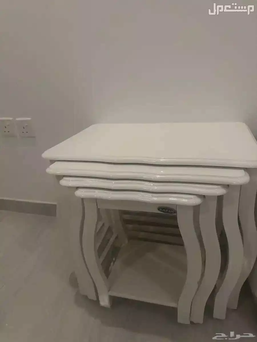 طاولات لون ابيض طقم وسط واثنين جانبيه وطاولات خدمة نظيفه مافيها ولاعيب
