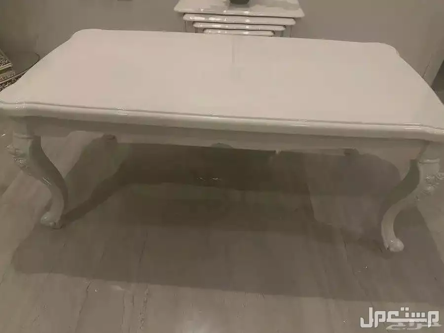 طاولات لون ابيض طقم وسط واثنين جانبيه وطاولات خدمة نظيفه مافيها ولاعيب