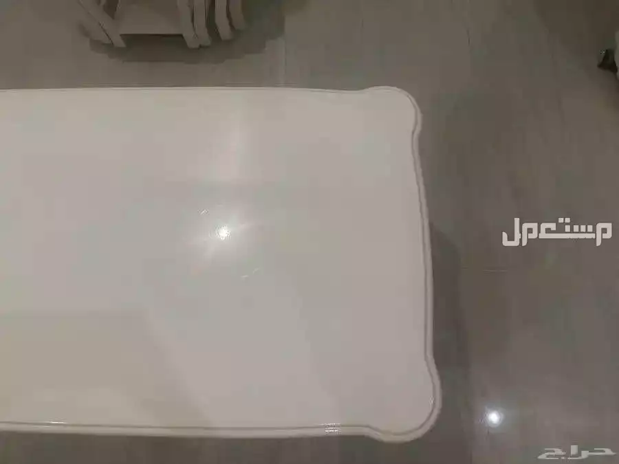 طاولات لون ابيض طقم وسط واثنين جانبيه وطاولات خدمة نظيفه مافيها ولاعيب