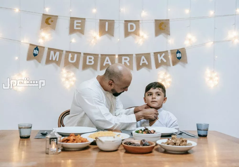 تهنئة عيد الأضحى 2025 للجيران والمعارف.. رسائل معايدة راقية ومميزة طفل ووالده يوم العيد