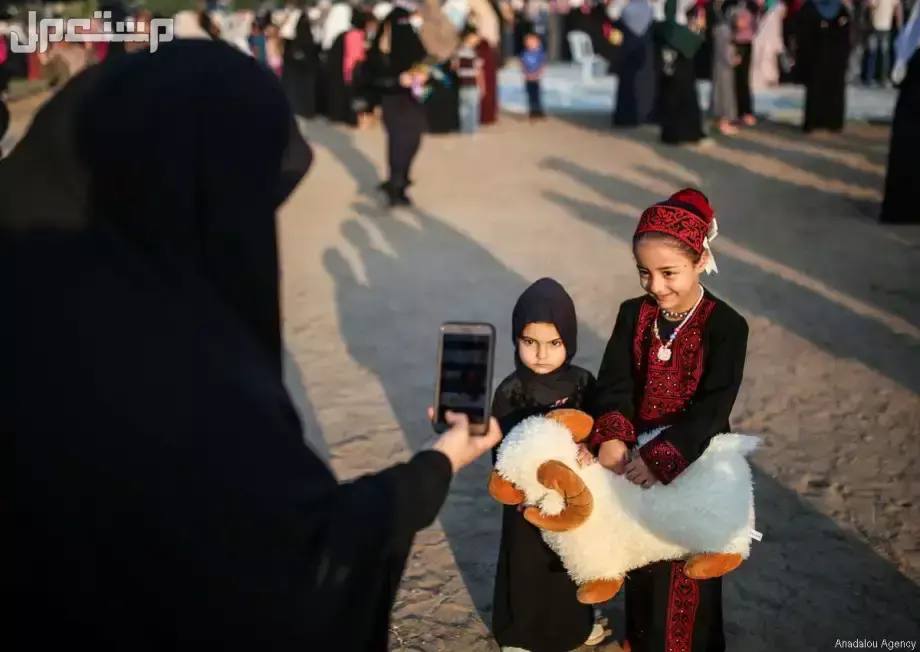 خطبة عيد الأضحى 2025 - 1446 مكتوبة وجاهزة للطباعة فتيات صغيرات في صلاة عيد الاضحى 2025