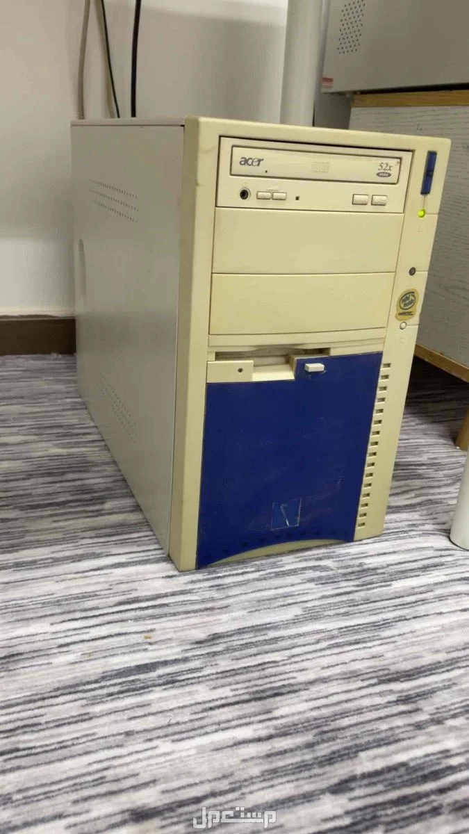 جهاز كمبيوتر قديم كلاسيكي مكتبي (Windows XP) للبيع