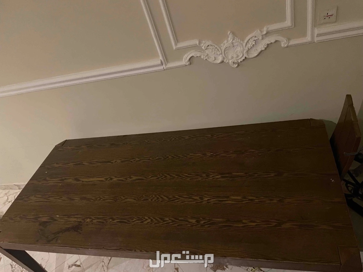 طاولة طعام بدون كراسي نظيفه جدا استخدام 3شهور
