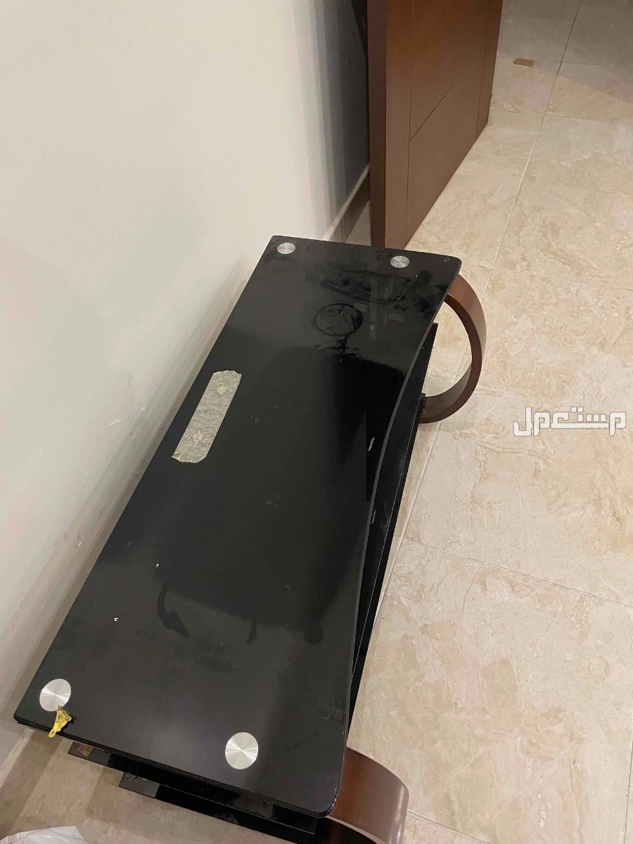 طاولة شاشه نظيفه جداً السعر:150