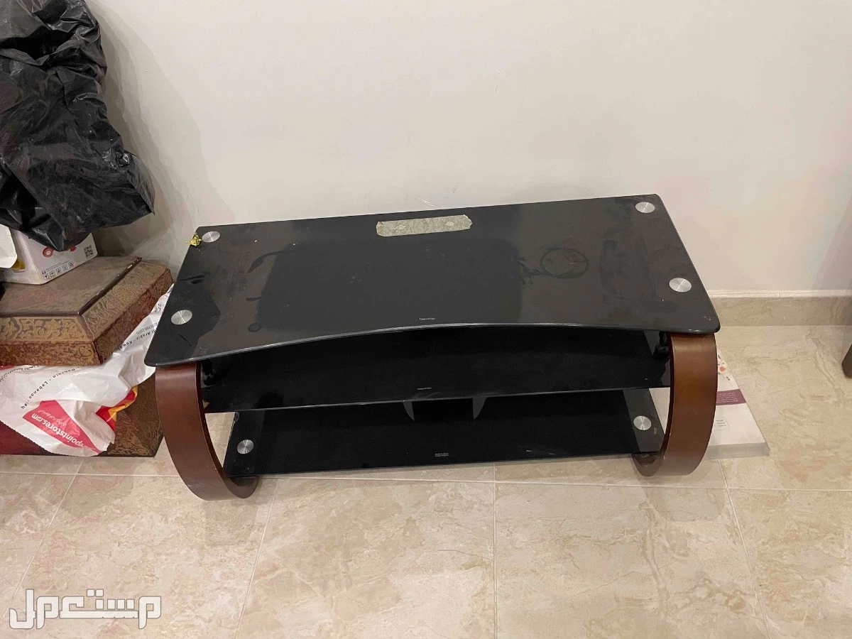 طاولة شاشه نظيفه جداً السعر:150