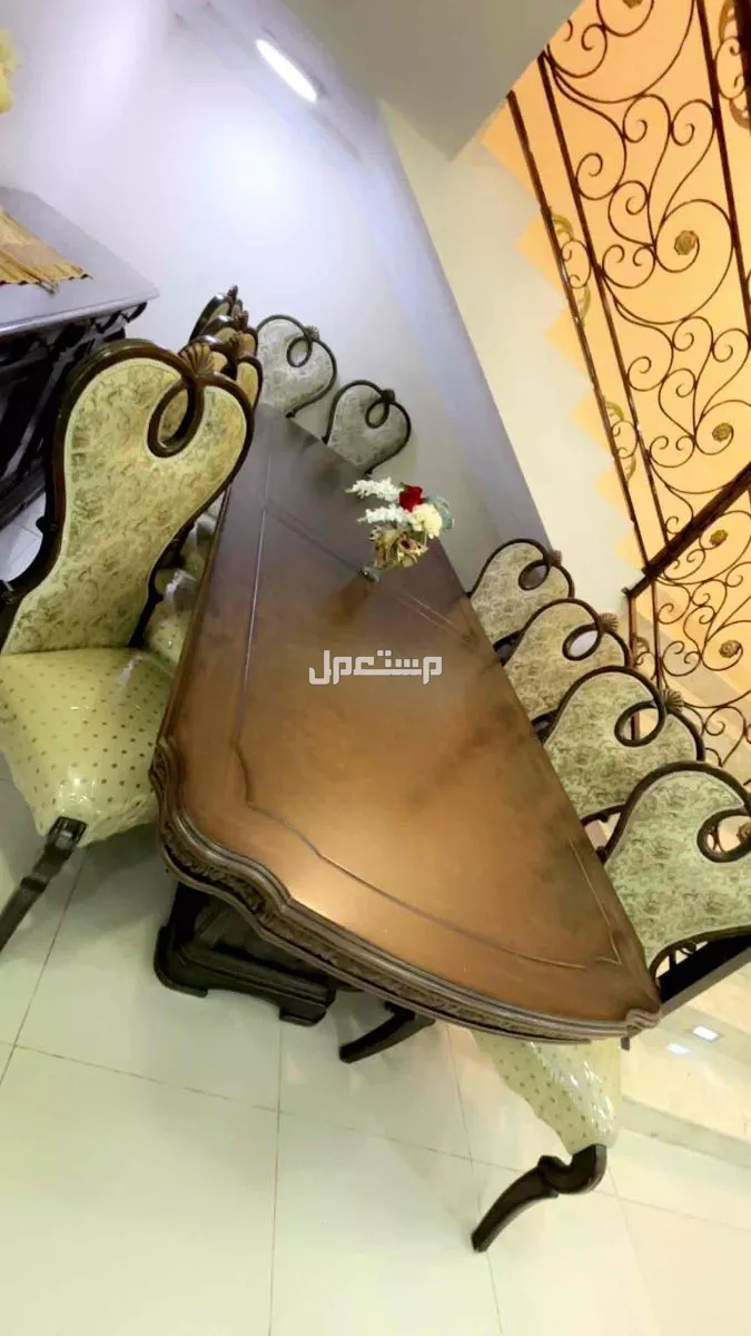 طاولة طعام بحاله ممتازه للبيع ب 1500