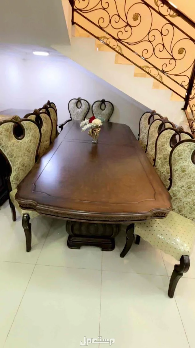طاولة طعام بحاله ممتازه للبيع ب 1500