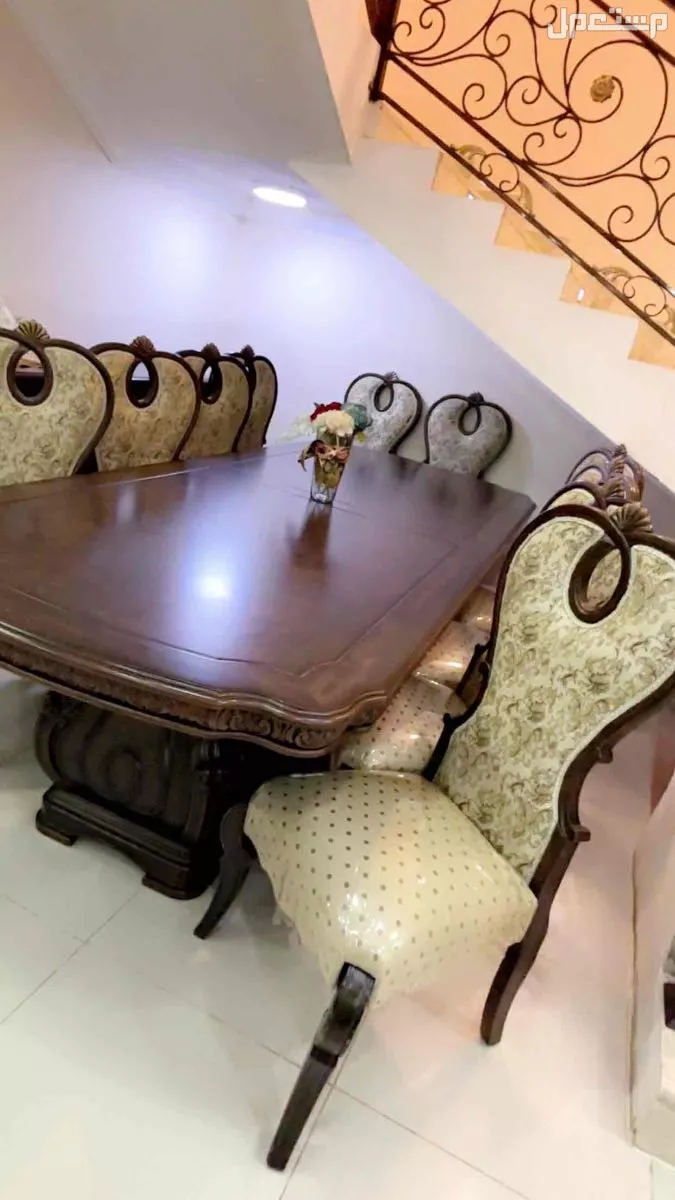طاولة طعام بحاله ممتازه للبيع ب 1500