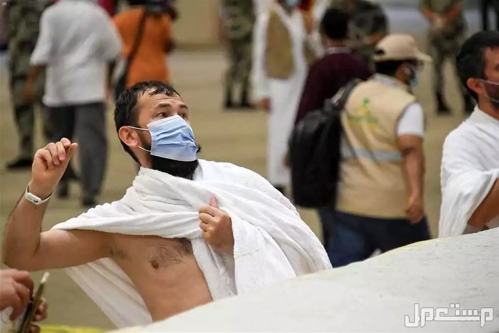 موعد أيام التشريق في الحج 2025 .. متى تبدأ وحكم صيامها؟ حاج يرمي الجمرات