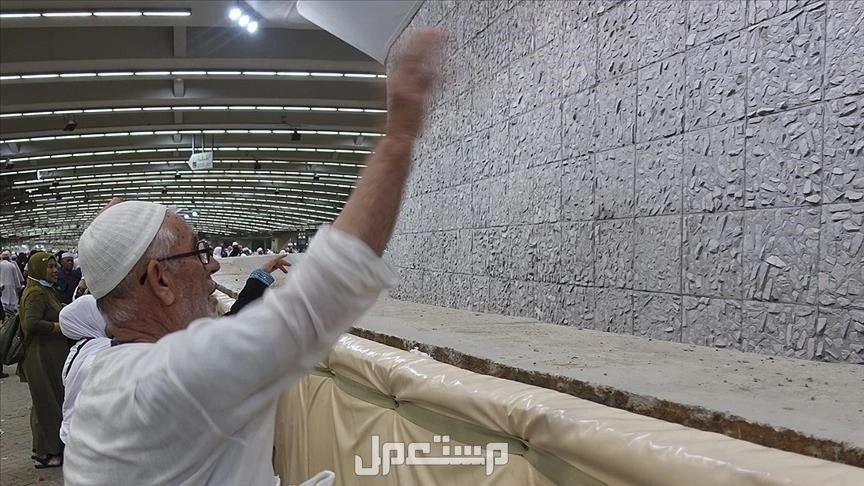 موعد أيام التشريق في الحج 2025 .. متى تبدأ وحكم صيامها؟ رجل يرمي الجمرات