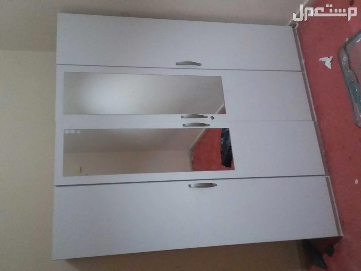 للبيع دولاب وتسريحات اطفال وكومدينا اللون ابيض بحالةجيدة