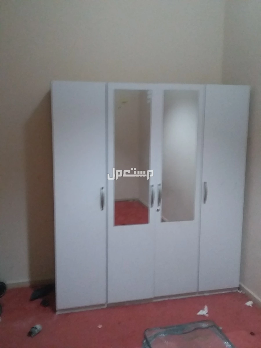 للبيع دولاب وتسريحات اطفال وكومدينا اللون ابيض بحالةجيدة