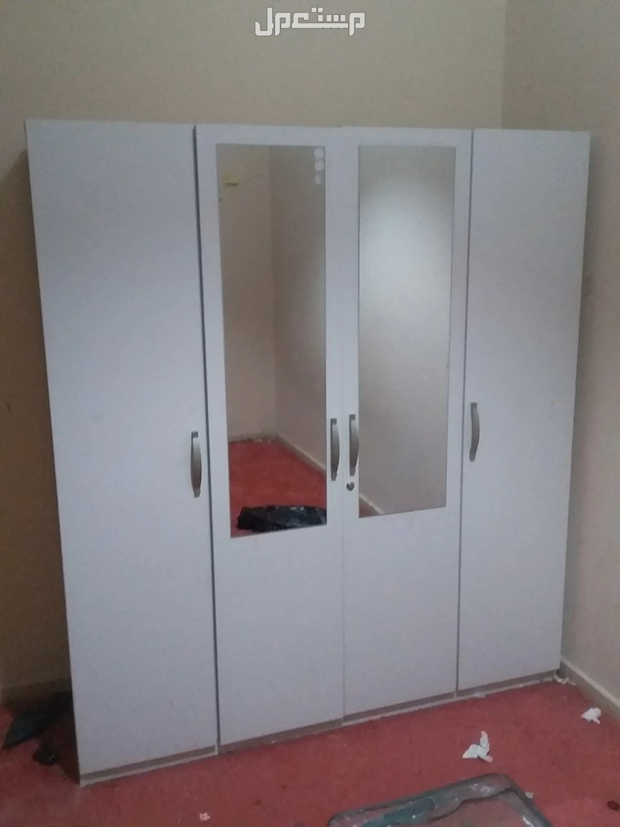 للبيع دولاب وتسريحات اطفال وكومدينا اللون ابيض بحالةجيدة