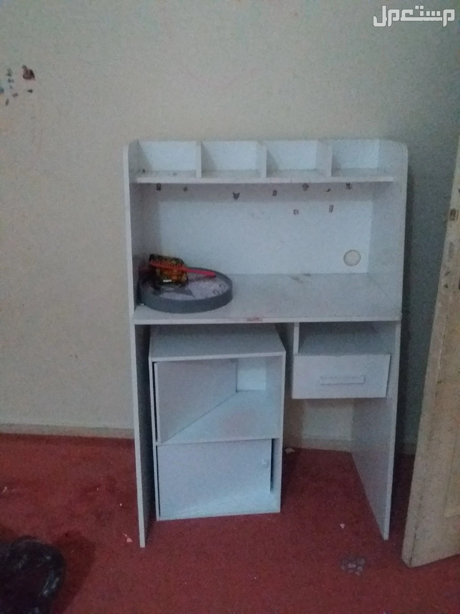للبيع دولاب وتسريحات اطفال وكومدينا اللون ابيض بحالةجيدة